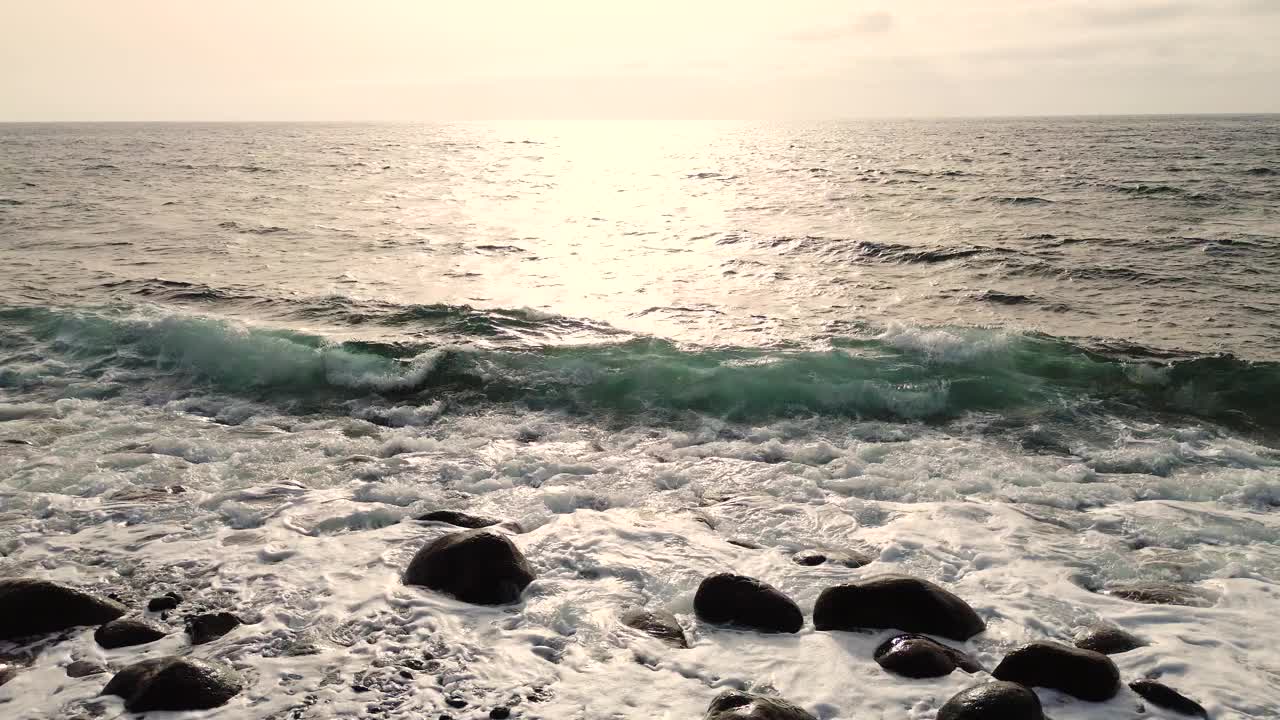 两人在未受破坏的处女海滩的夏日田园风光视频下载