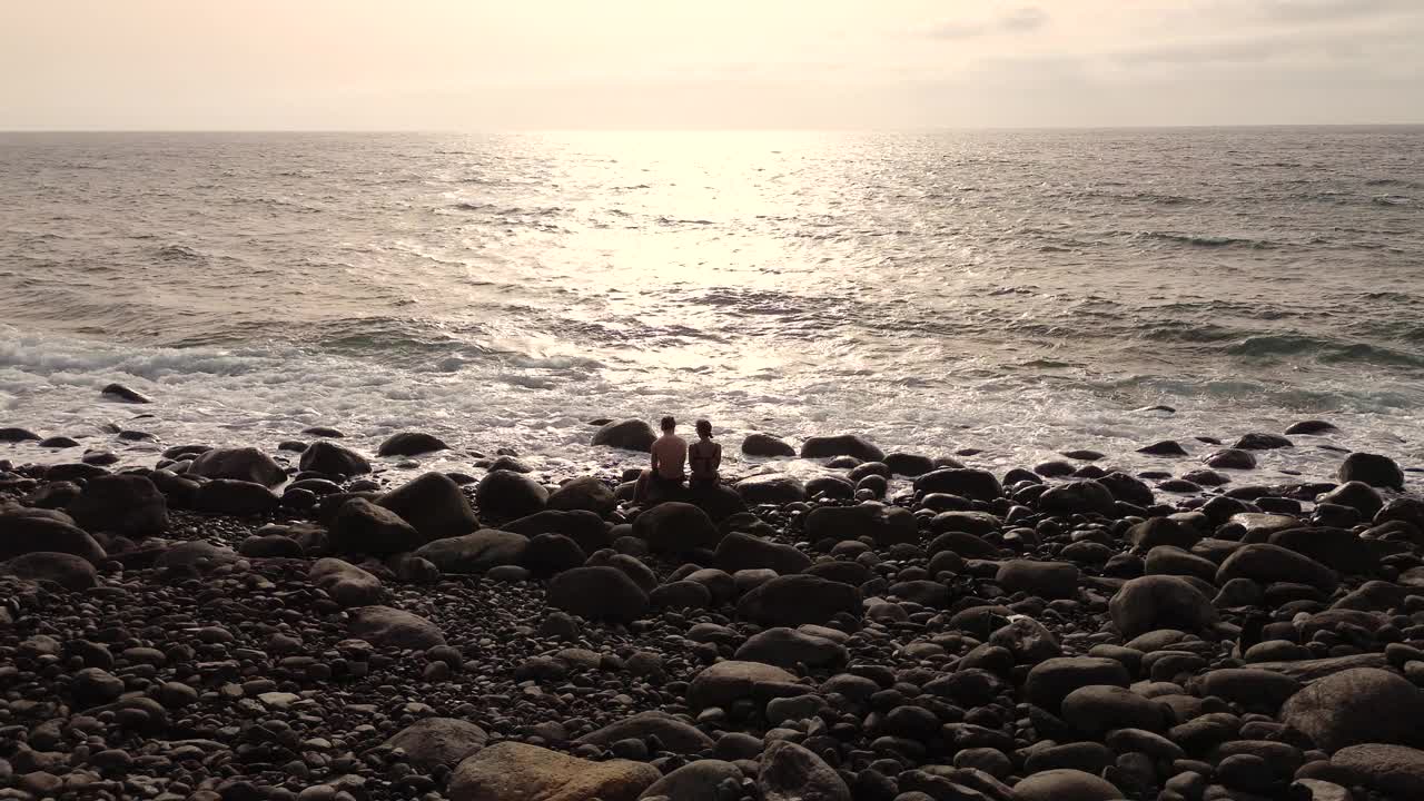 两人在未受破坏的处女海滩的夏日田园风光视频下载