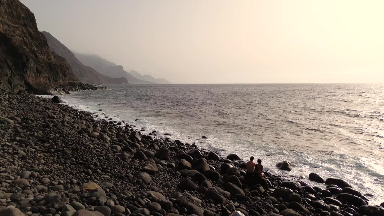 两人在未受破坏的处女海滩的夏日田园风光视频下载