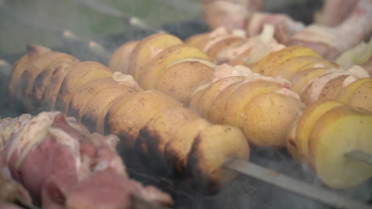 在烤架上烤羊肉串视频素材