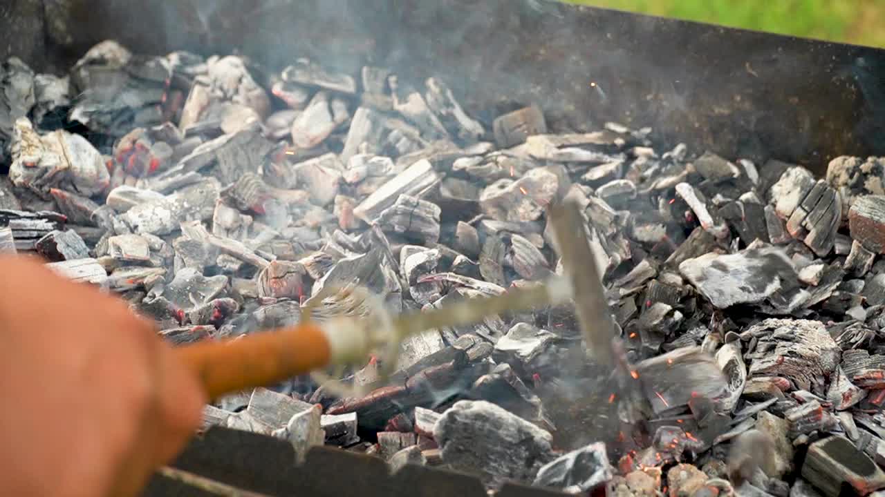 为烤架上烤羊肉串准备炭火视频下载