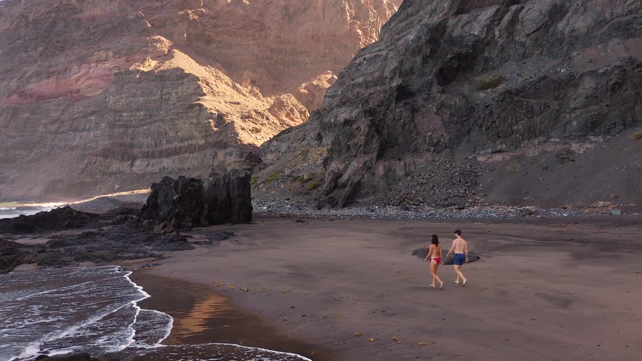 两人在未受破坏的处女海滩的夏日田园风光视频下载