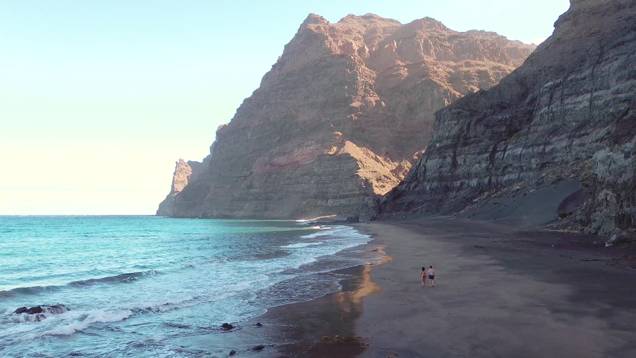 两人在未受破坏的处女海滩的夏日田园风光视频下载