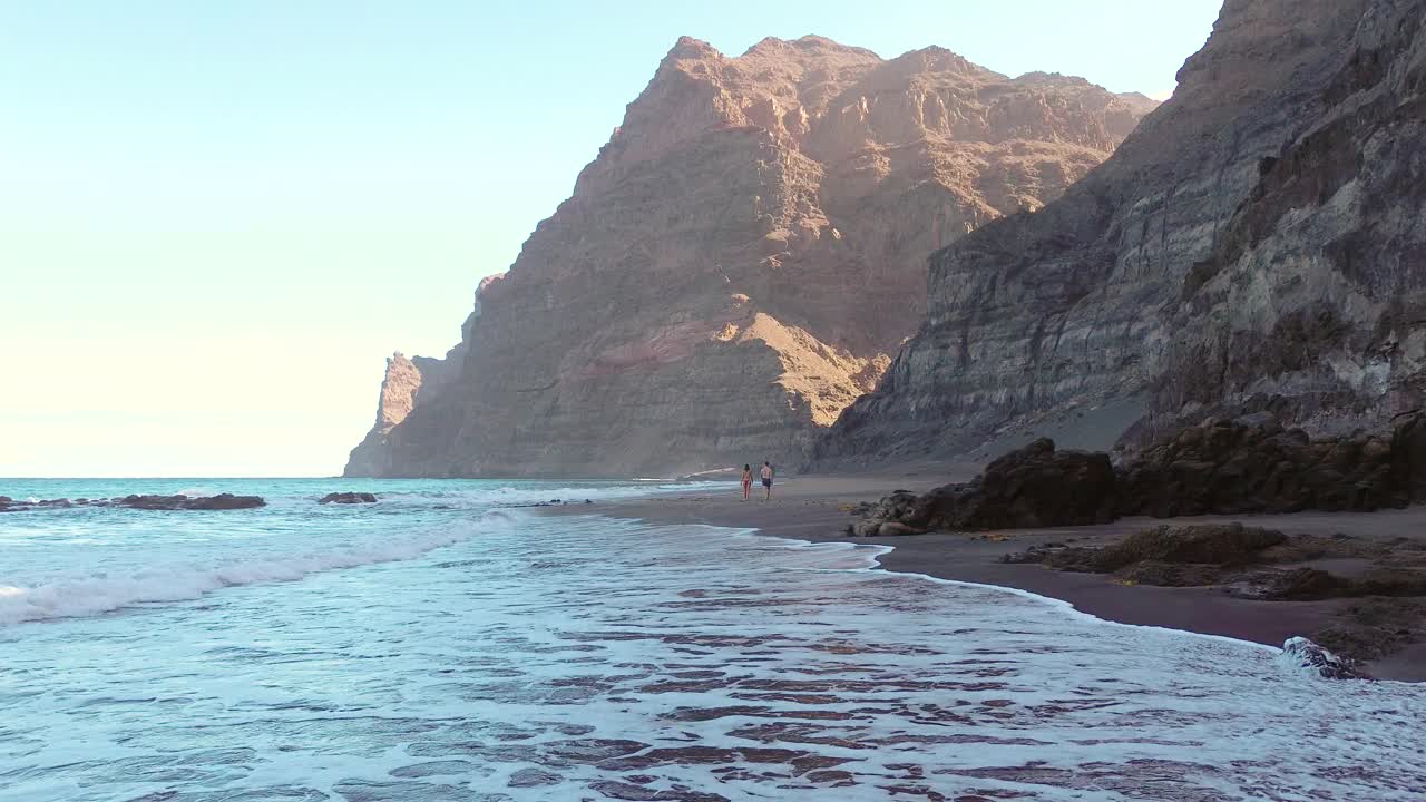 两人在未受破坏的处女海滩的夏日田园风光视频下载