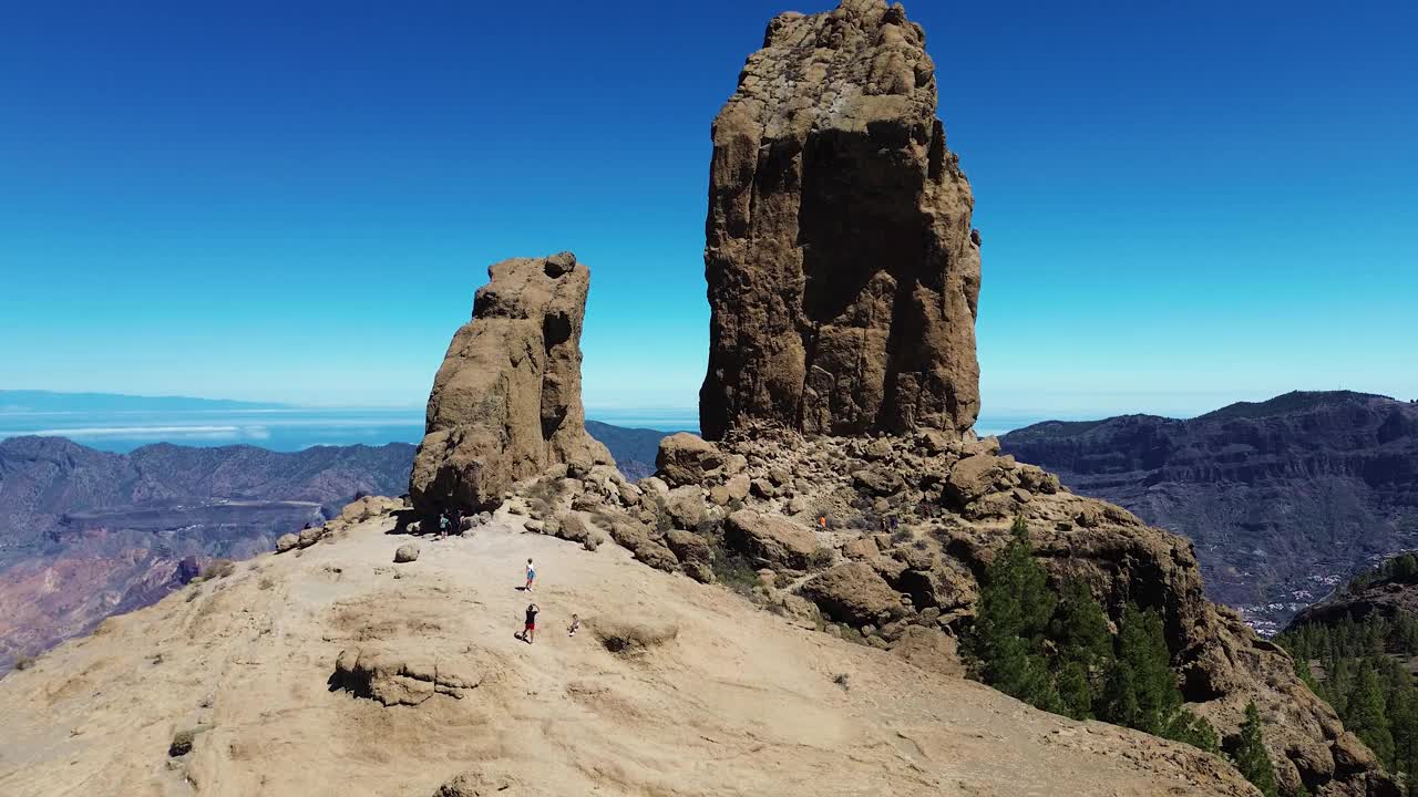 鸟瞰图的人徒步旅行在大加那利岛在罗克努布洛山地质岩层。泰德和特赫达的无人机视图为背景视频下载