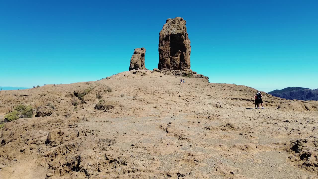 鸟瞰图的人徒步旅行在大加那利岛在罗克努布洛山地质岩层。泰德和特赫达的无人机视图为背景视频下载