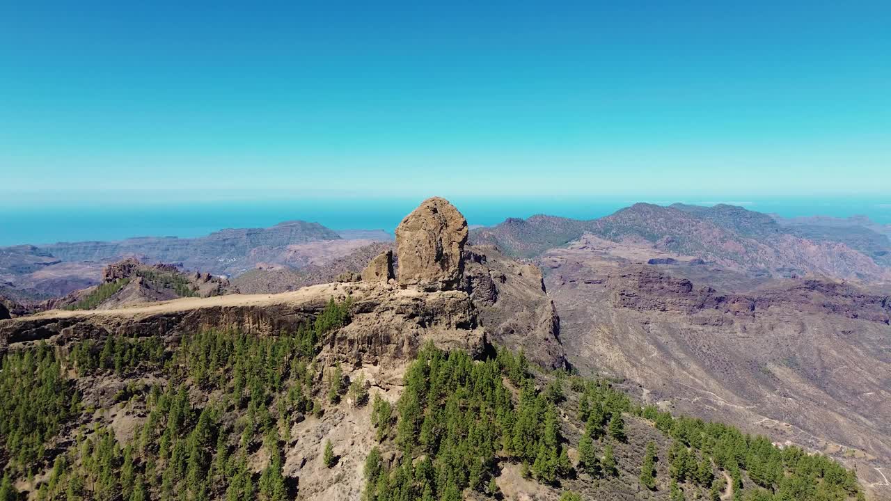 鸟瞰图的人徒步旅行在大加那利岛在罗克努布洛山地质岩层。泰德和特赫达的无人机视图为背景视频下载