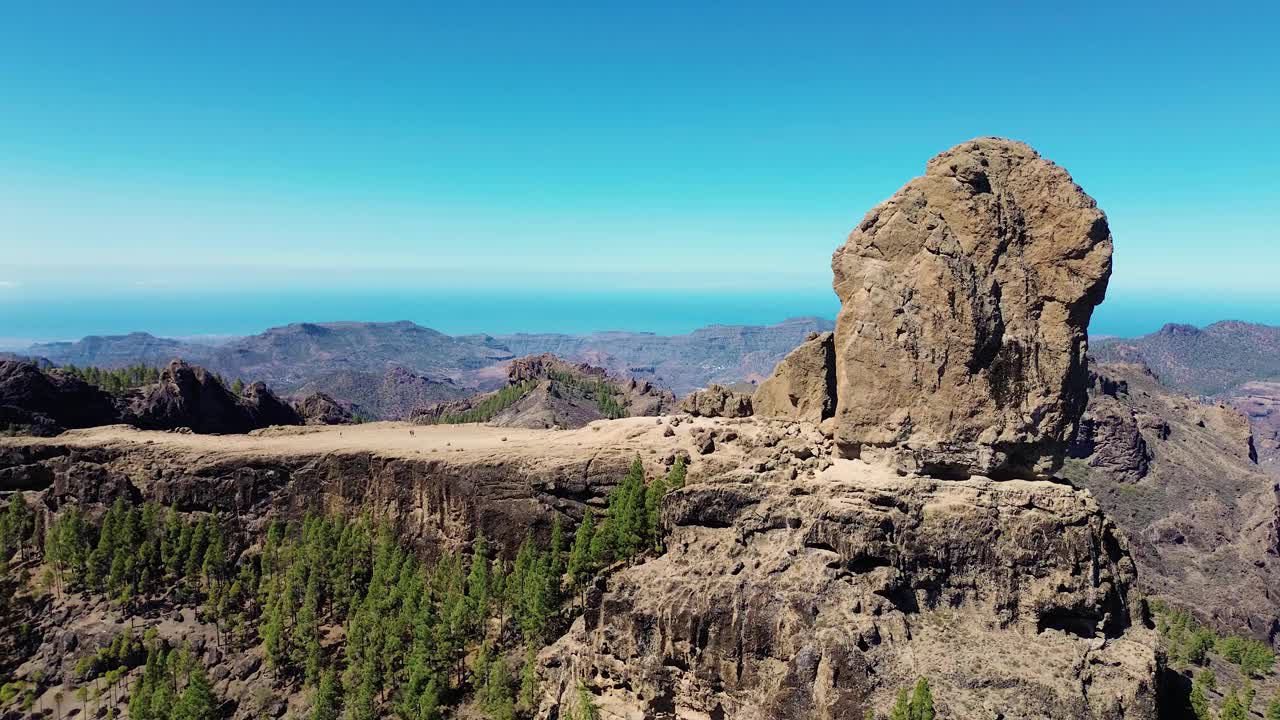 鸟瞰图的人徒步旅行在大加那利岛在罗克努布洛山地质岩层。泰德和特赫达的无人机视图为背景视频下载