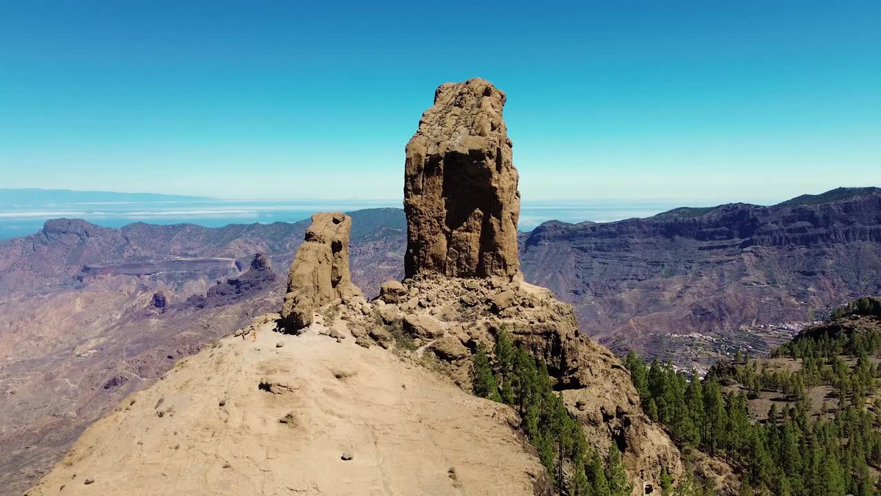 鸟瞰图的人徒步旅行在大加那利岛在罗克努布洛山地质岩层。泰德和特赫达的无人机视图为背景视频下载