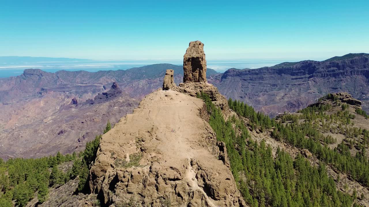 鸟瞰图的人徒步旅行在大加那利岛在罗克努布洛山地质岩层。泰德和特赫达的无人机视图为背景视频下载