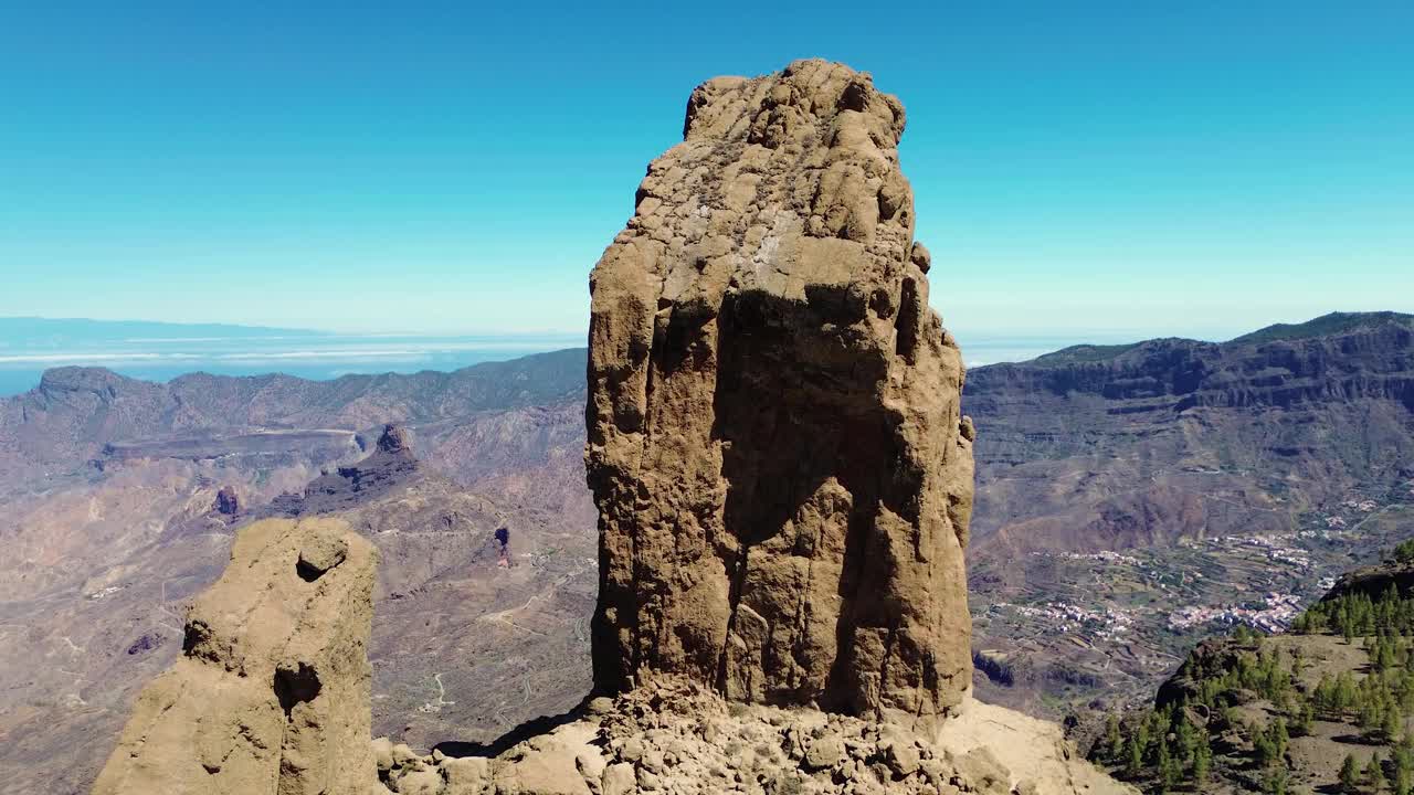 鸟瞰图的人徒步旅行在大加那利岛在罗克努布洛山地质岩层。泰德和特赫达的无人机视图为背景视频下载