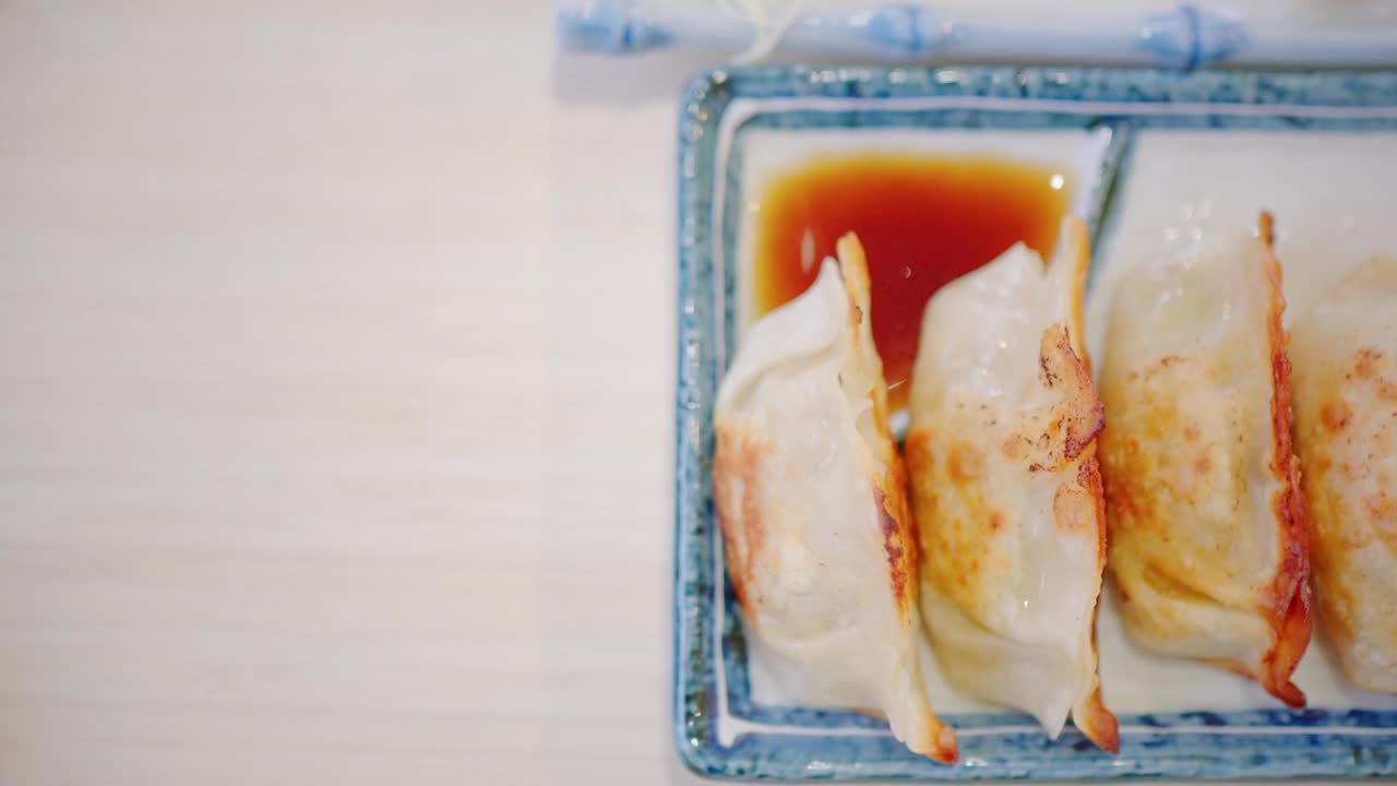 日本餐馆里的日式肉排视频素材