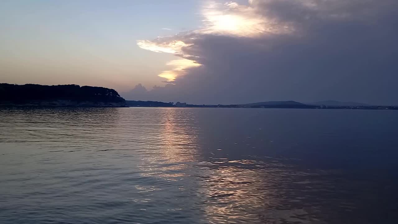 夏天海上的日落或日出。雷雨前平静的海面。保加利亚黑海海岸风景如画的日落。视频素材