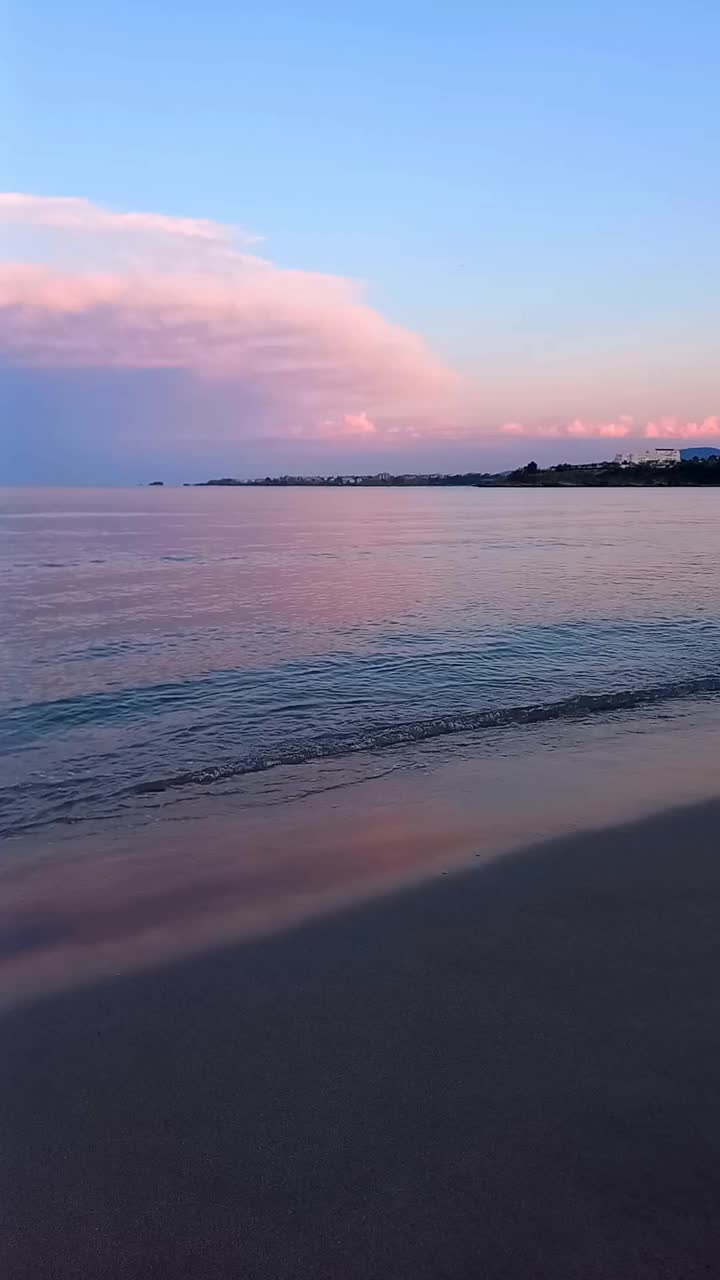 夏天海上的日落或日出。沙滩，平静。保加利亚黑海海岸风景如画的日落。垂直视频视频下载