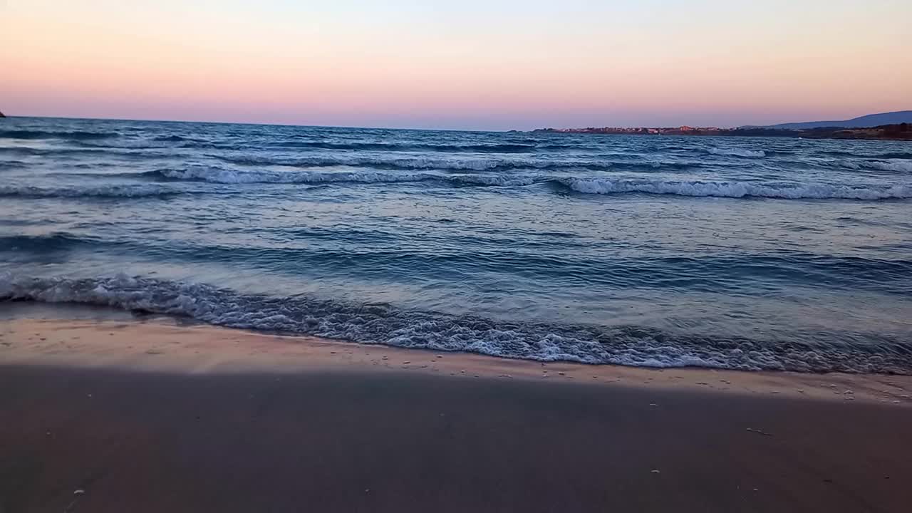 海景。夏天海上的日落或日出。风平浪静的大海，小浪翻滚到沙滩上。假期在黑海沿岸在保加利亚，城市基滕，南海滩。夏季。视频素材