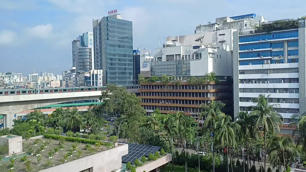 7月15日，现代达卡，地铁以惊人的速度运行视频下载