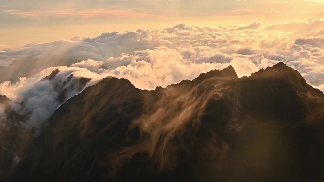 马来西亚基纳巴卢山北侧的1800米深的冰川峡谷，黎明时分的壮观景象。视频素材