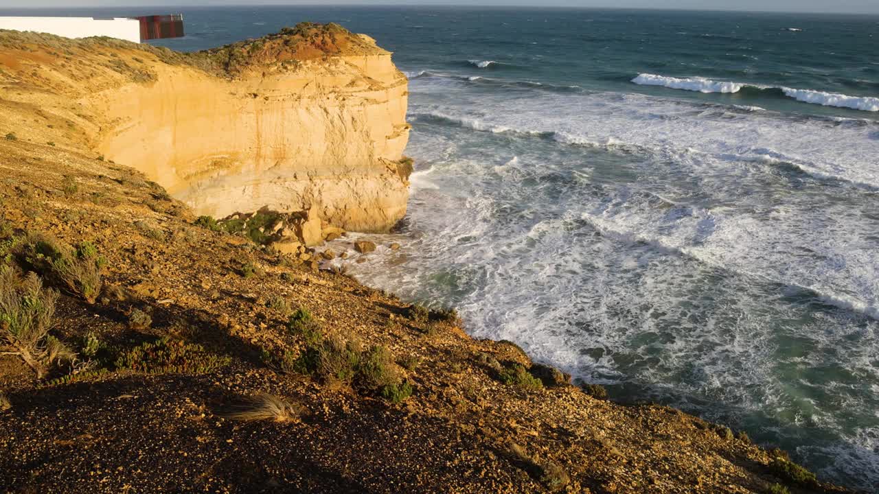 海浪冲击海岸悬崖视频素材