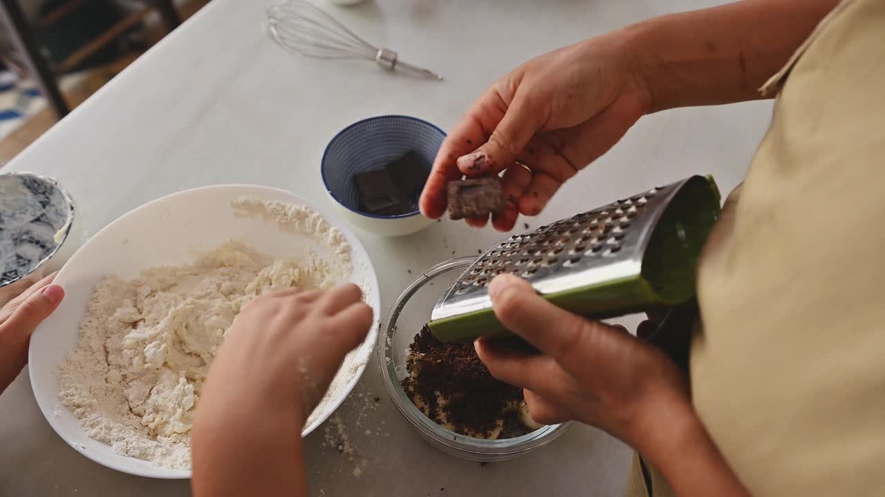 在厨房里为烘焙食谱准备面团和磨碎巧克力视频素材