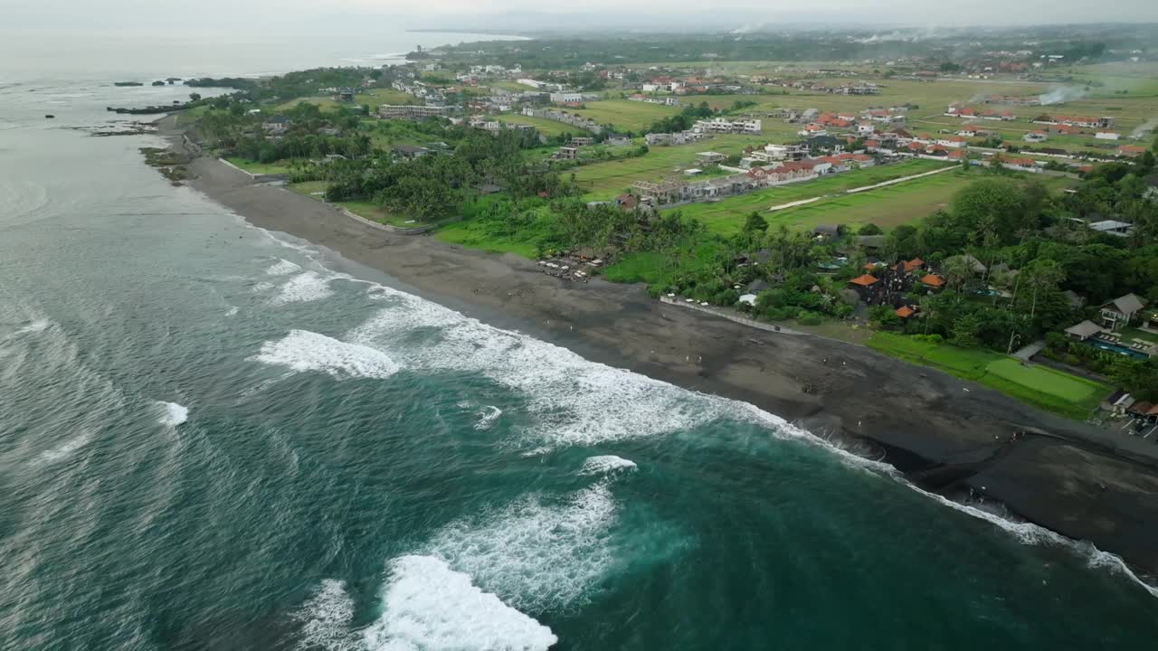 海浪起伏的海岸景观鸟瞰图视频素材