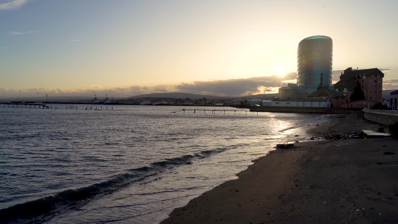 智利夏季蓬塔阿雷纳斯海滨长廊海滨的日落视频下载