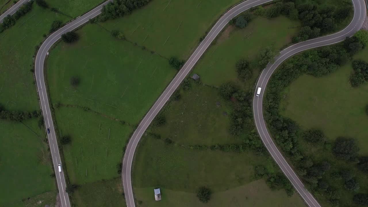 弯弯曲曲的柏油路上山林夏日。
鸟瞰图的道路穿过山和绿色的森林。视频素材