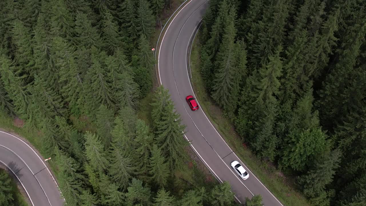 弯弯曲曲的柏油路上山林夏日。
鸟瞰图的道路穿过山和绿色的森林。视频素材