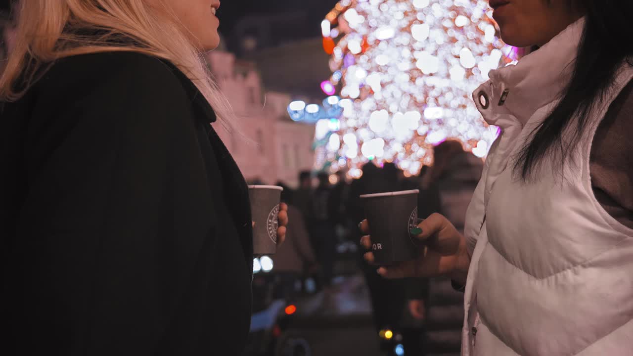 两个微笑的女孩在镇广场庆祝圣诞节视频素材