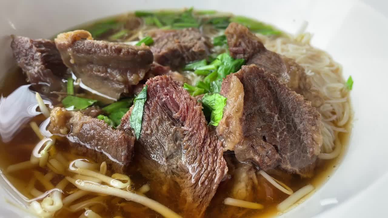 肉汁炖牛肉是一种中式食品，上面是面条。视频下载