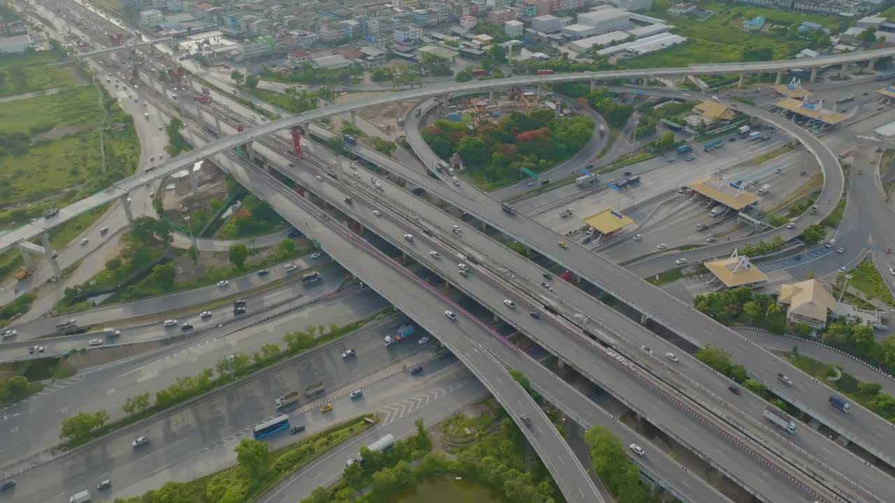 鸟瞰图城市汽车运输在十字路口繁忙的道路视频下载