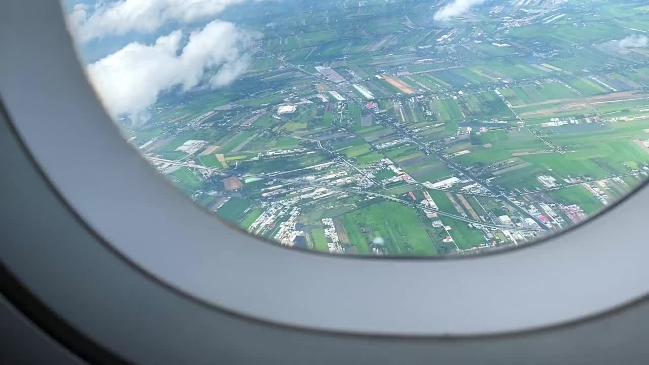 从飞机窗口看到城市和美丽天空的旅行和交通概念视频下载