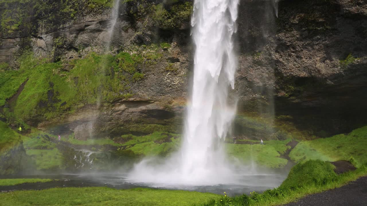 冰岛的Seljalandsfoss瀑布有彩虹视频素材