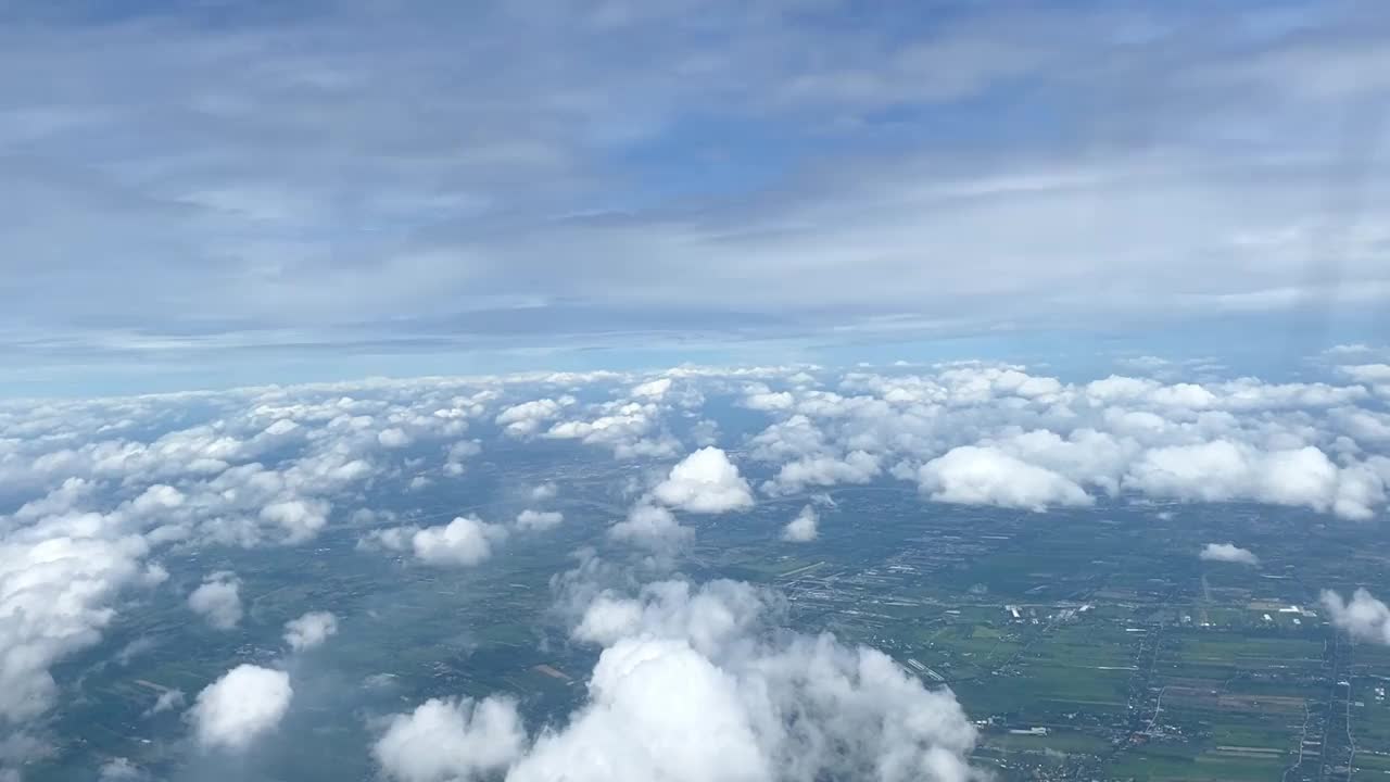 从飞机窗口看到城市和美丽天空的旅行和交通概念视频下载