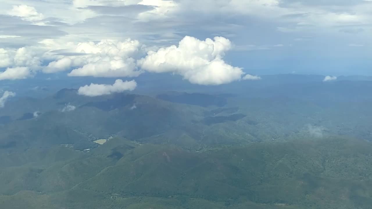 从飞机窗口看到城市和美丽天空的旅行和交通概念视频下载