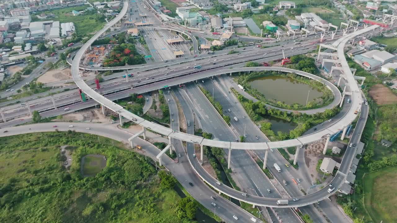 鸟瞰图城市汽车运输在十字路口繁忙的道路视频素材