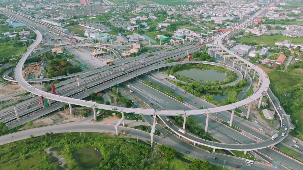 鸟瞰图城市汽车运输在十字路口繁忙的道路视频下载