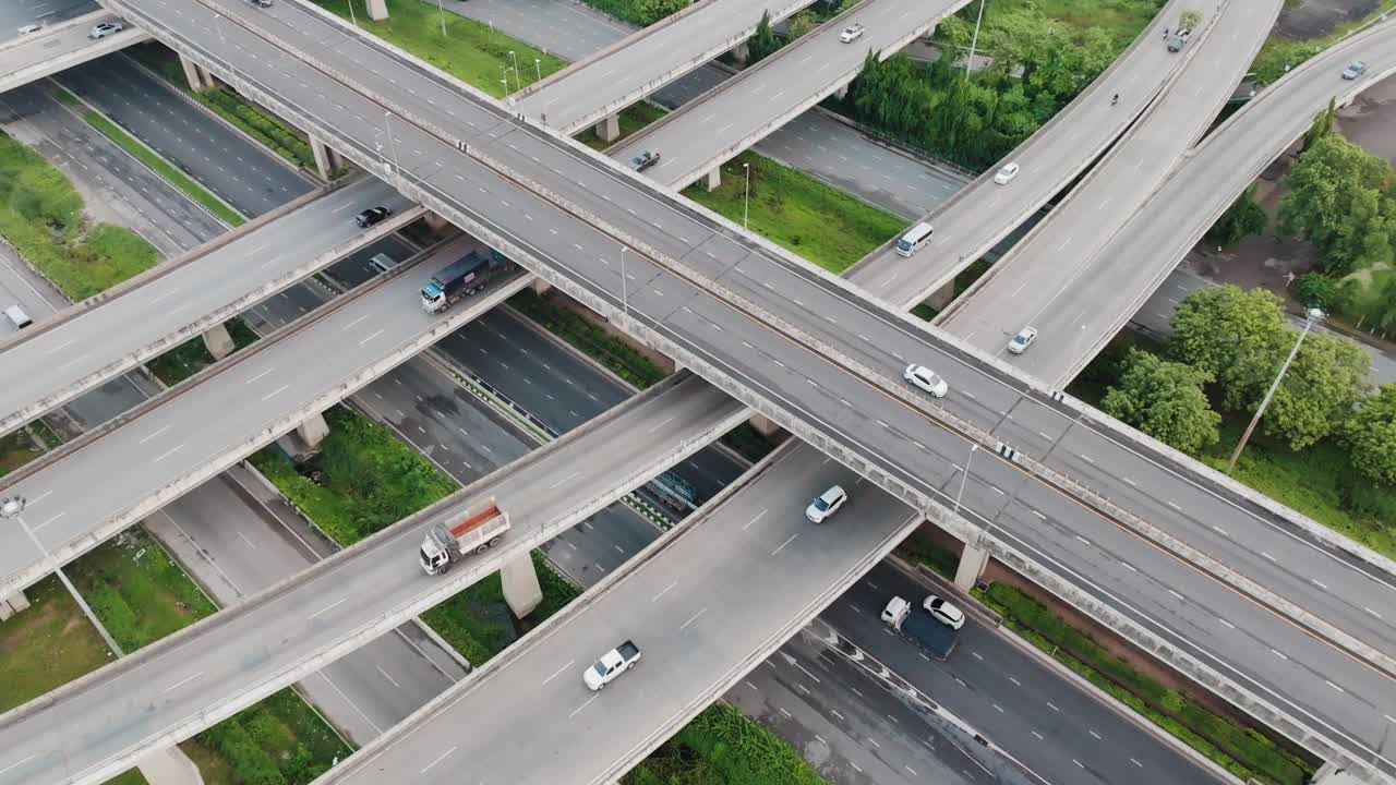 鸟瞰城市交通枢纽路与汽车交通枢纽路视频素材