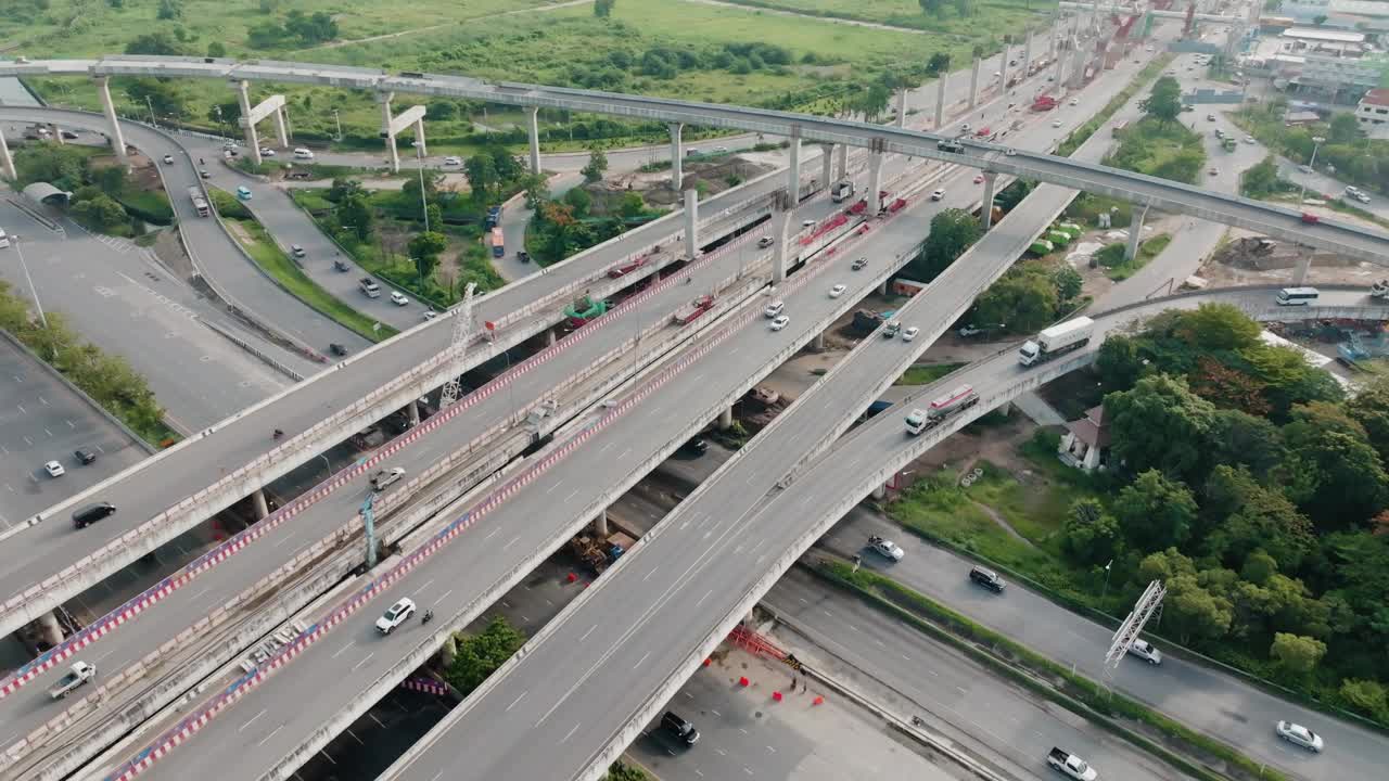 鸟瞰城市交通枢纽路与汽车交通枢纽路视频下载