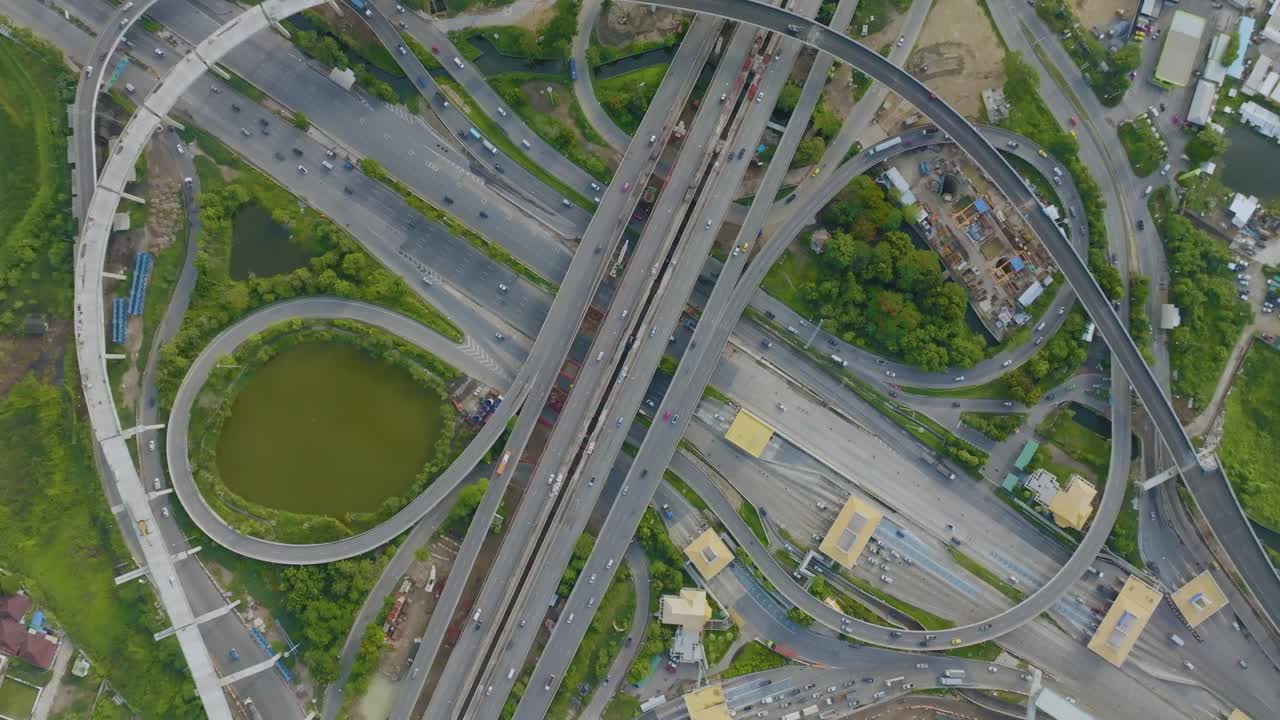 鸟瞰城市交通枢纽路与汽车交通枢纽路视频素材