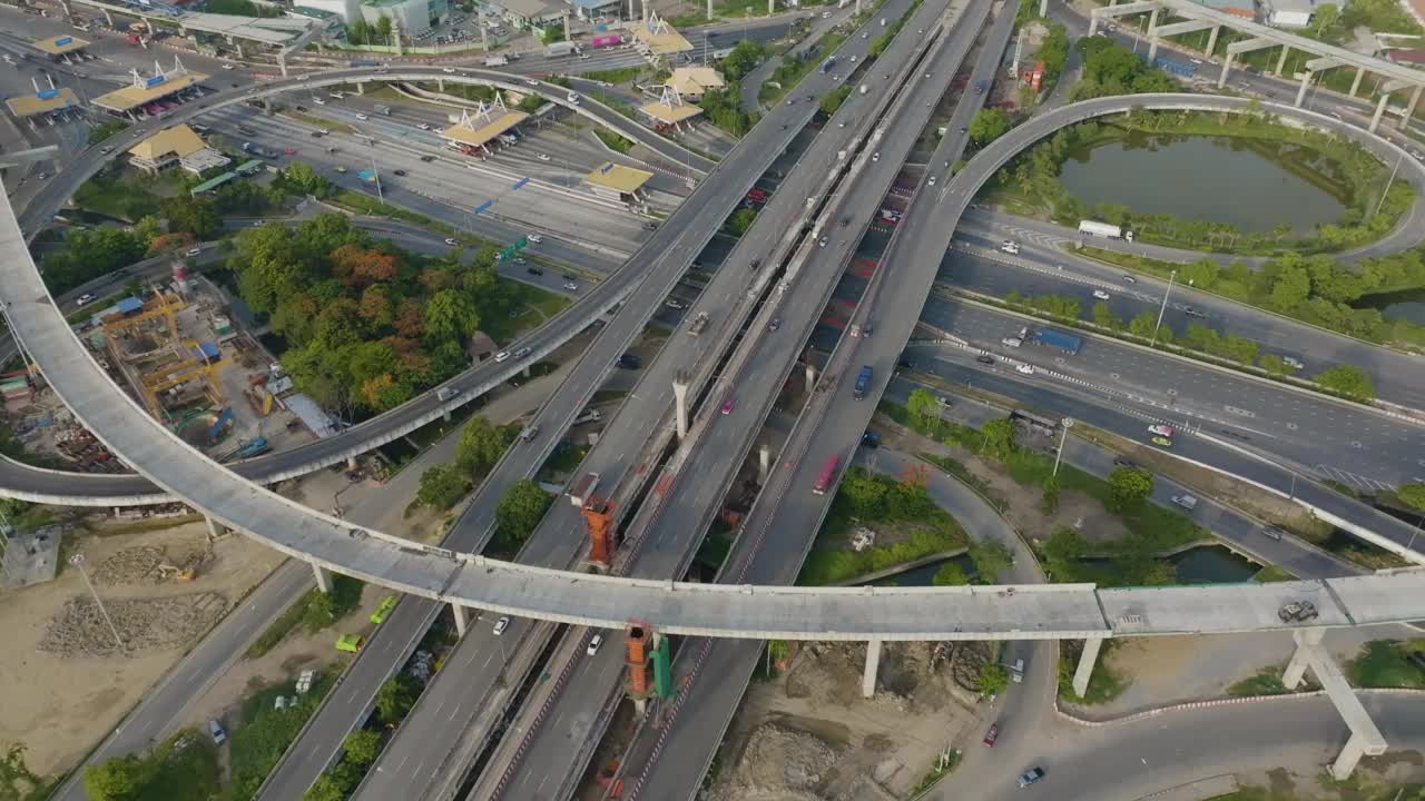 鸟瞰图城市汽车运输在十字路口繁忙的道路视频下载