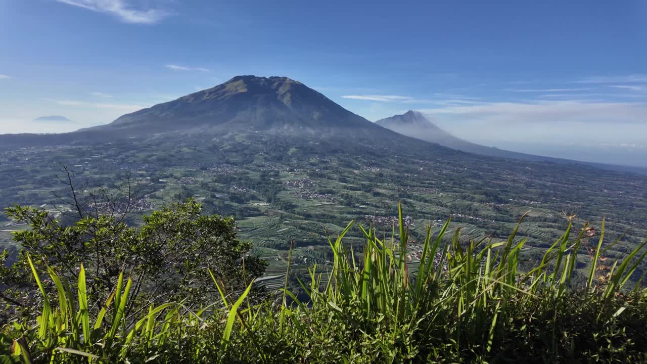 从安东山的山顶可以远眺默巴布山和默拉皮山，风吹得很猛烈，把草吹得很茂盛。视频下载