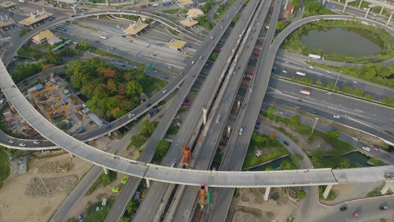 鸟瞰图城市汽车运输在十字路口繁忙的道路视频下载