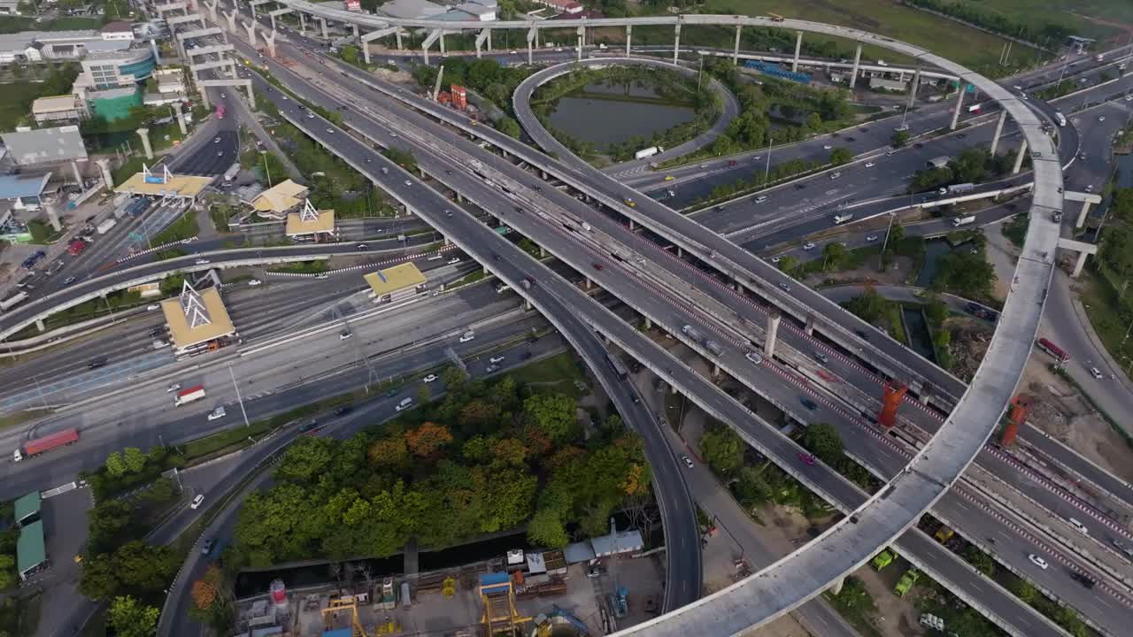 鸟瞰图城市汽车运输在十字路口繁忙的道路视频素材