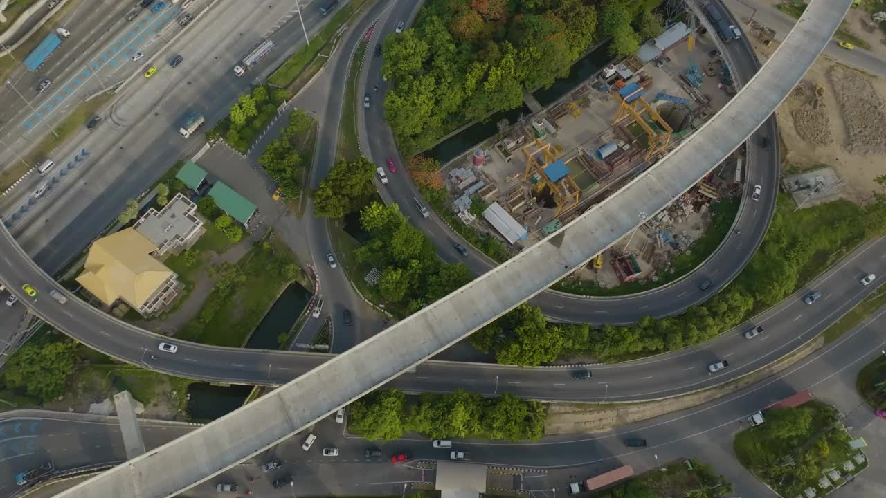 鸟瞰图城市汽车运输在十字路口繁忙的道路视频下载