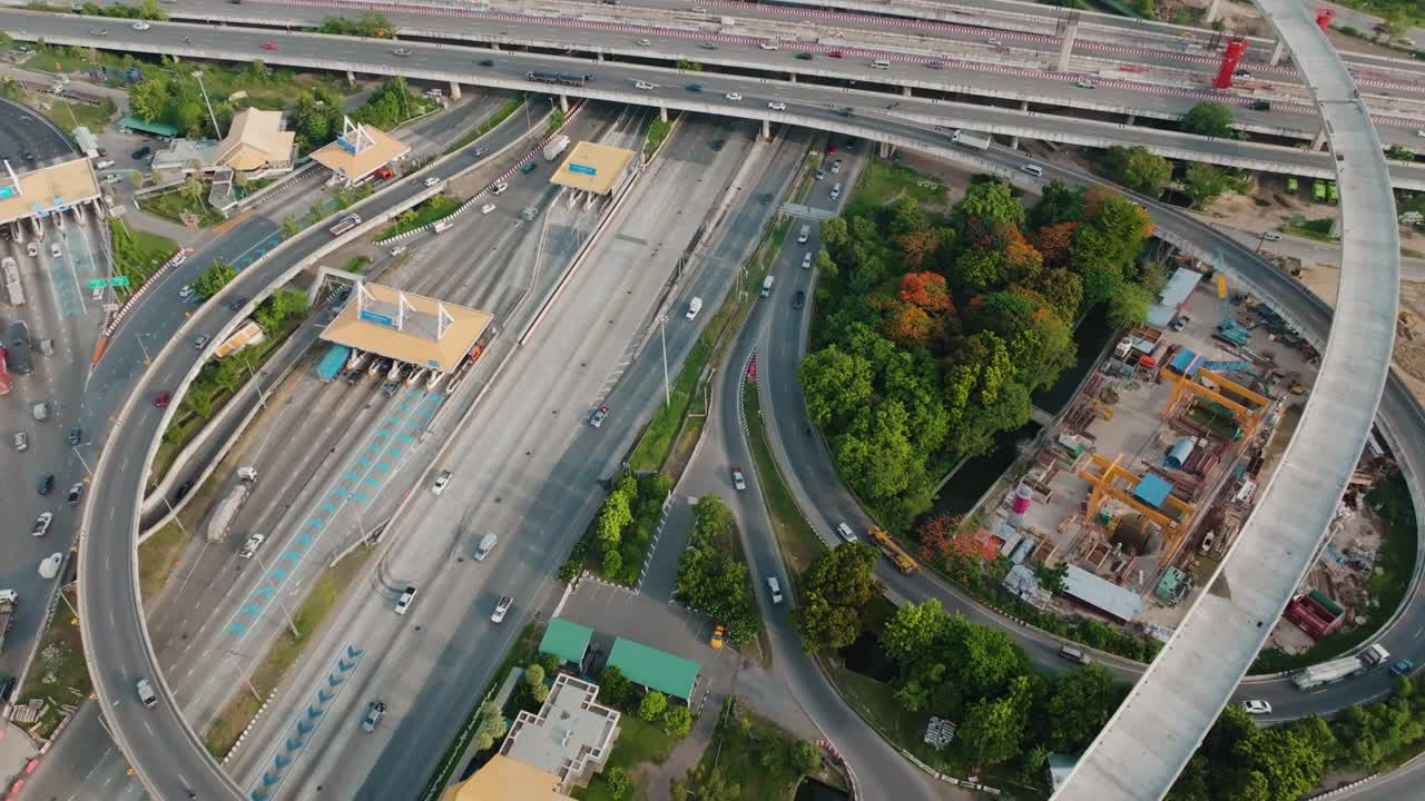 鸟瞰图城市汽车运输在十字路口繁忙的道路视频下载