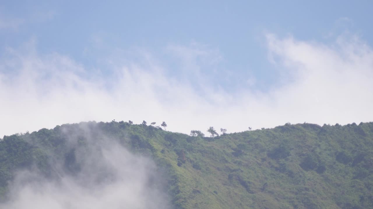 印度尼西亚马格朗安东山的4k视频画面在白天被云层覆盖。雾蒙蒙的小山。国际森林日，世界环境日的概念。视频下载