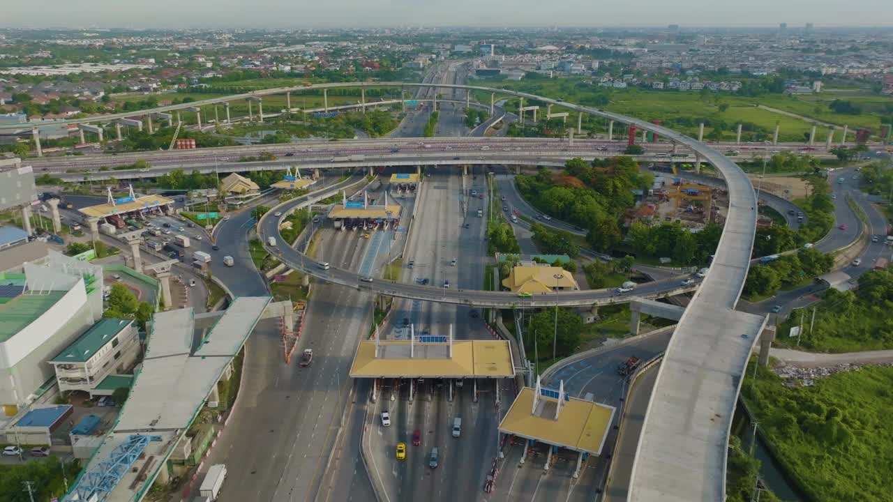 鸟瞰图城市交通枢纽道路与汽车车辆视频下载