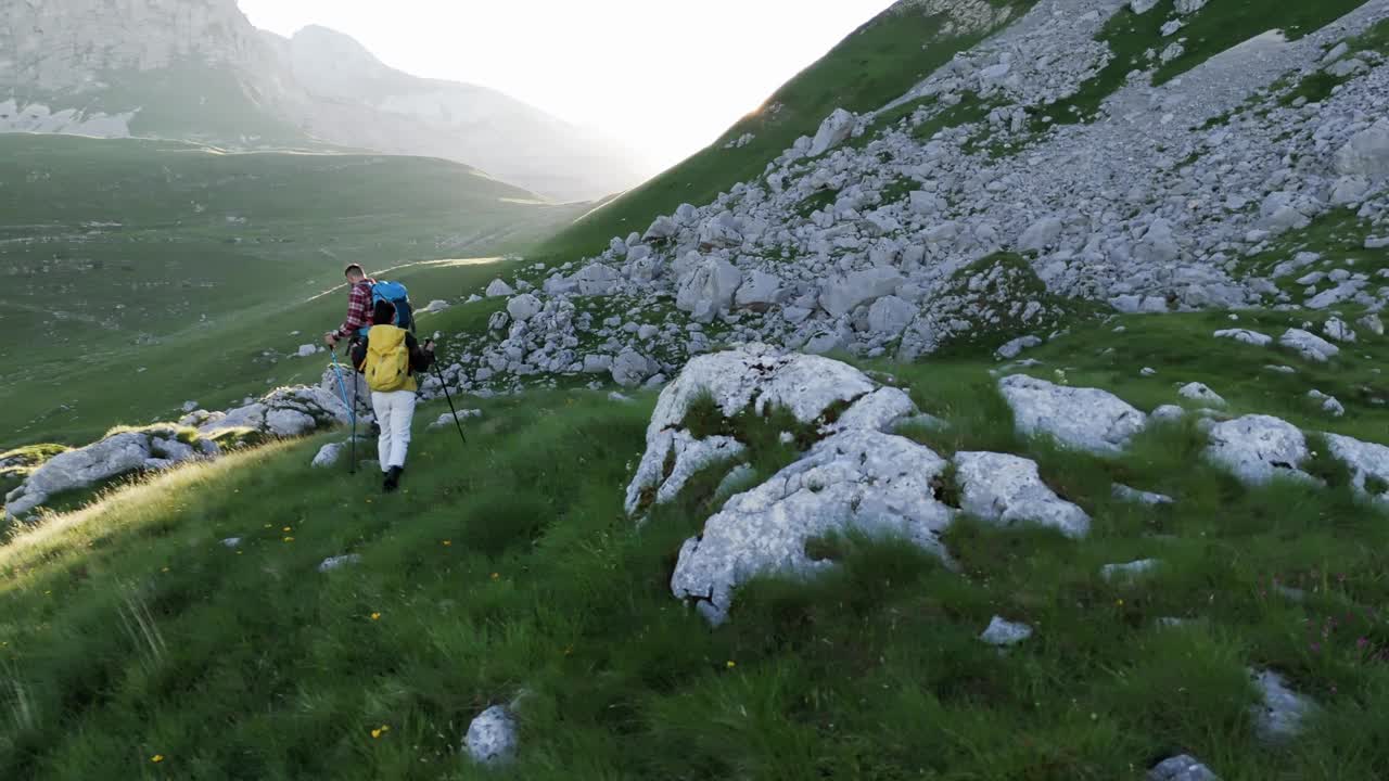 徒步旅行者穿越落基山脉视频素材