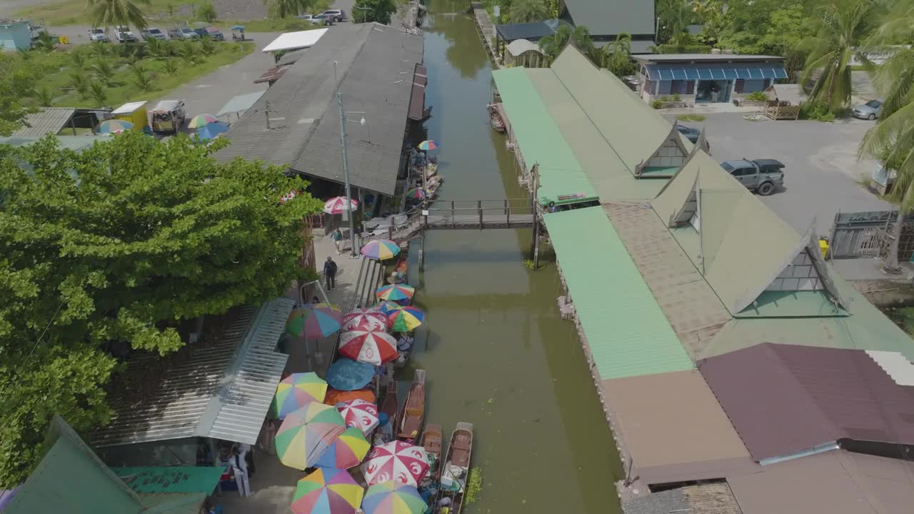 鸟瞰木船在当地传统水上市场出售食品和饮料视频下载