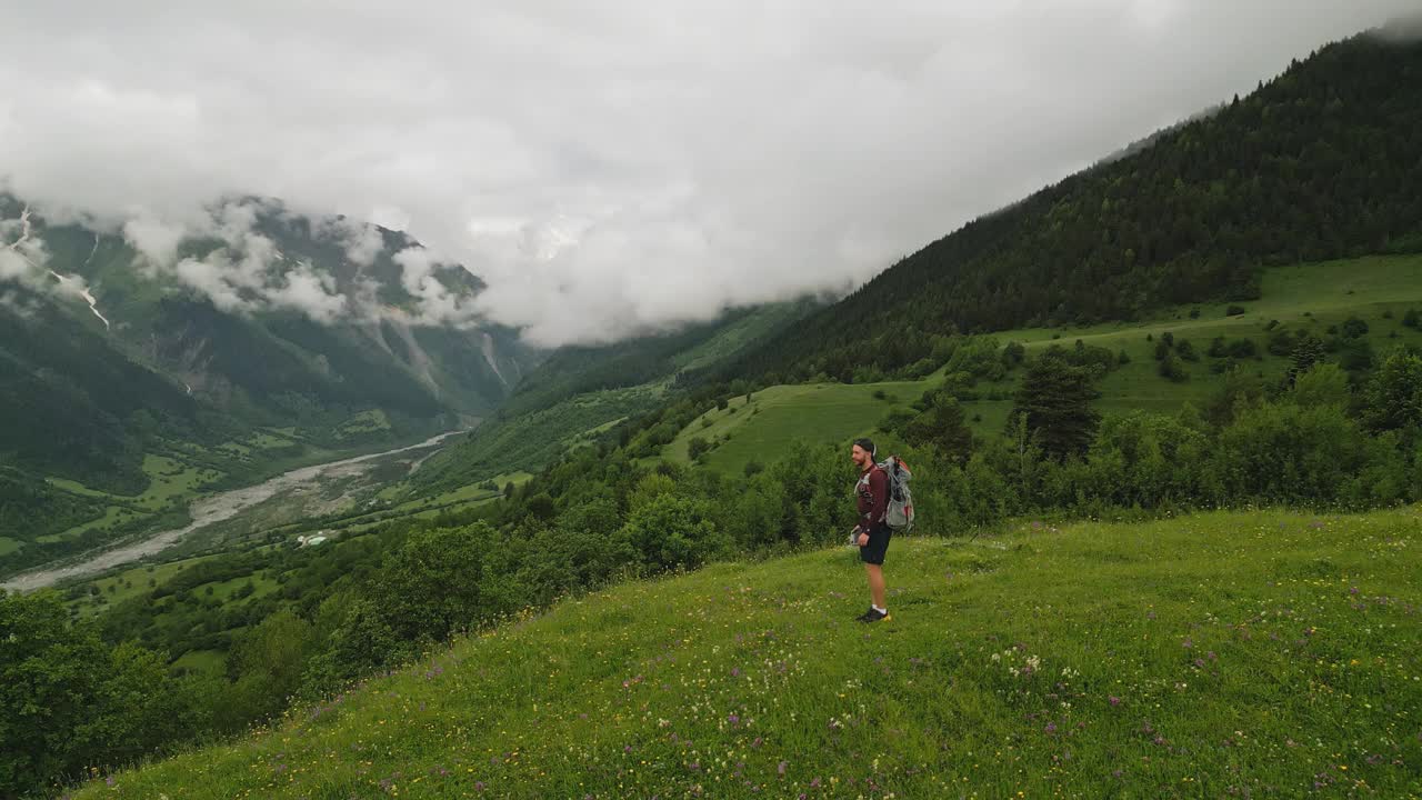 斯瓦涅季山脉高山草地上背包客的鸟瞰图。风景优美。在大自然中放松，探索荒野，高空探险。登山美景，户外自由。视频素材